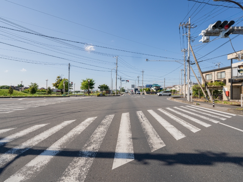 交差点の道路から見た店舗